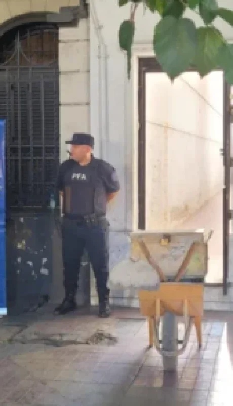 En la vivienda que había sido usurpada por los narcos quedó ahora una consigna policial.