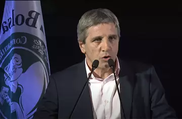 Caputo anunció que terminará el cepo en 2025 y bajará el valor del dólar tarjeta