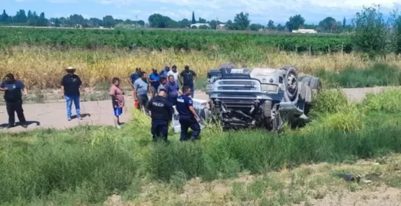 Los primeros informes indicaron que en el vuelco no participó otro vehículo por lo que aún no fue determinada la razón del accidente.