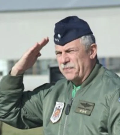 Destitución de Mengo: los contratos millonarios que sacuden a la Fuerza Aérea