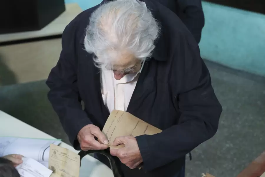 Pepe Mujica votando