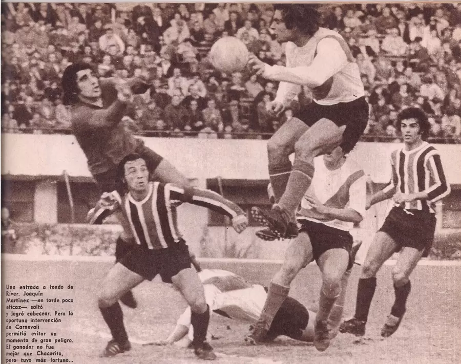 Carnevali luciéndose en el arco de Chacarita ante River