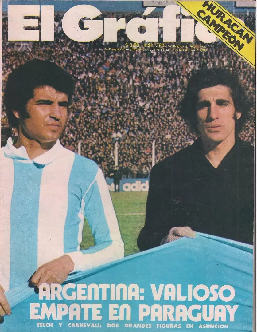 Junto al Oveja Telch en un partido por eliminatorias