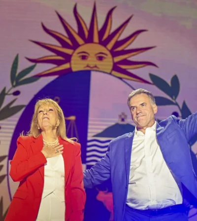 Yamandú Orsi junto a su vice, Carolina Cosse.