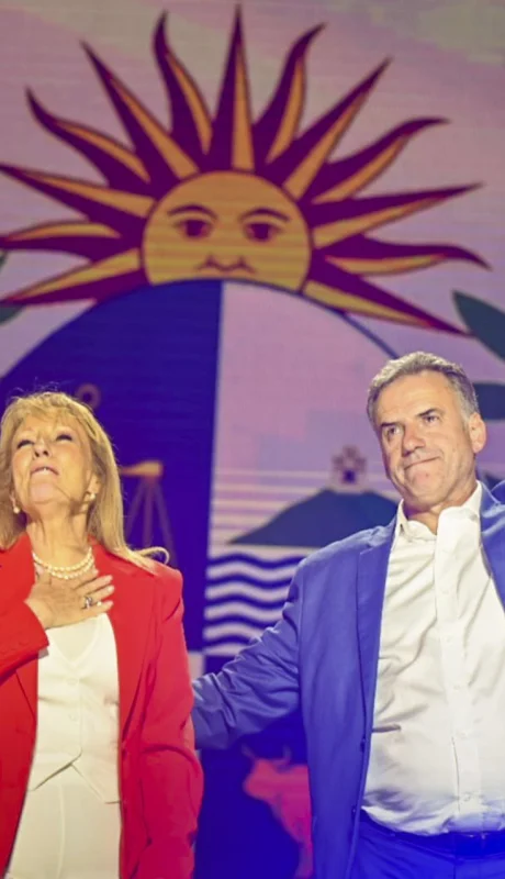 Yamandú Orsi junto a su vice, Carolina Cosse.