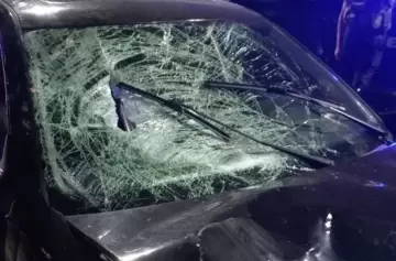 Un auto embistió a una familia en plena calle: dos muertos y un adolescente herido