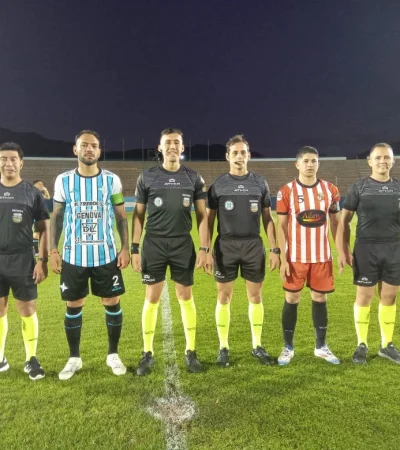 la foto de la terna arbitral junto los capitanes de Argentino y la Punta