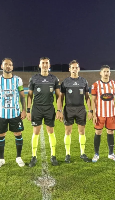 la foto de la terna arbitral junto los capitanes de Argentino y la Punta