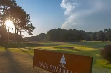 Palos, prejuicios y mate: el escándalo en el club de golf que indigna a la sociedad