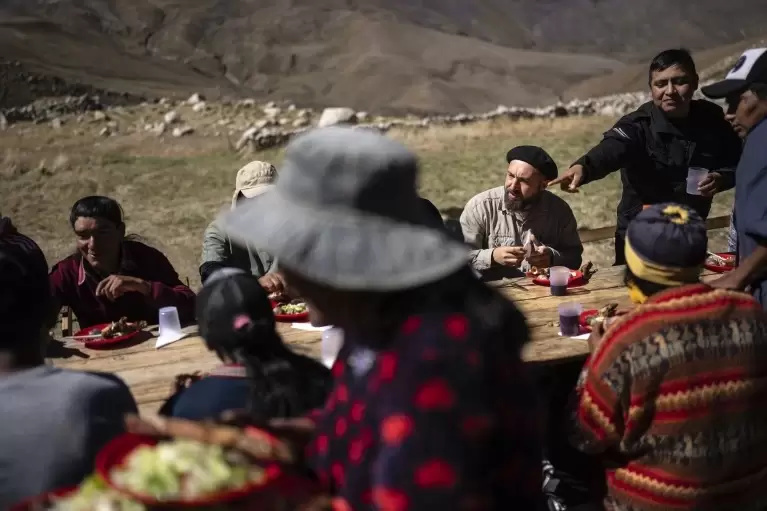 El doctor Fusaro almuerza con residentes de la localidad.