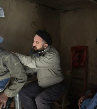 Fusaro examina paciente en el Cerro Chañi.
