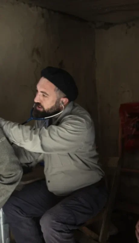 Fusaro examina paciente en el Cerro Chañi.