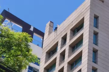 Una mujer amenazó con tirarse de un edificio en el centro mendocino