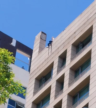 La mujer en la terraza del hotel.