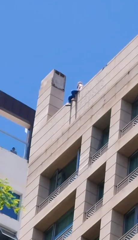La mujer en la terraza del hotel.