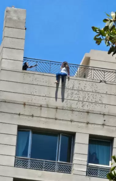 Un negociador de la Policía de Mendoza trata de disuadir a la joven para que no se arroje al vacío.