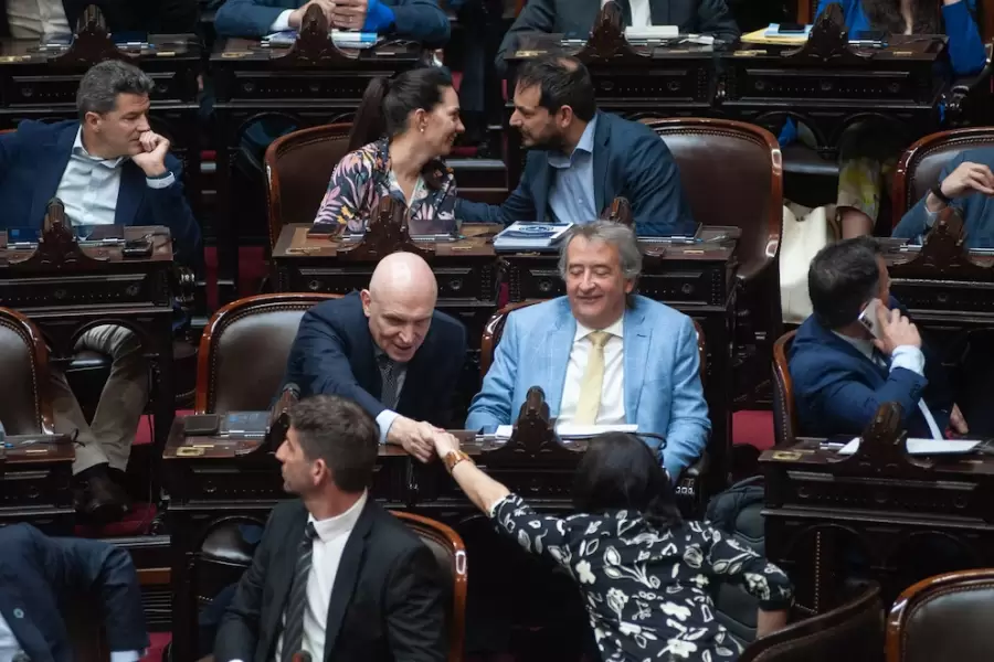 José Luis Espert saluda a miembros de La Libertad Avanza, en la frustrada sesión de este martes.