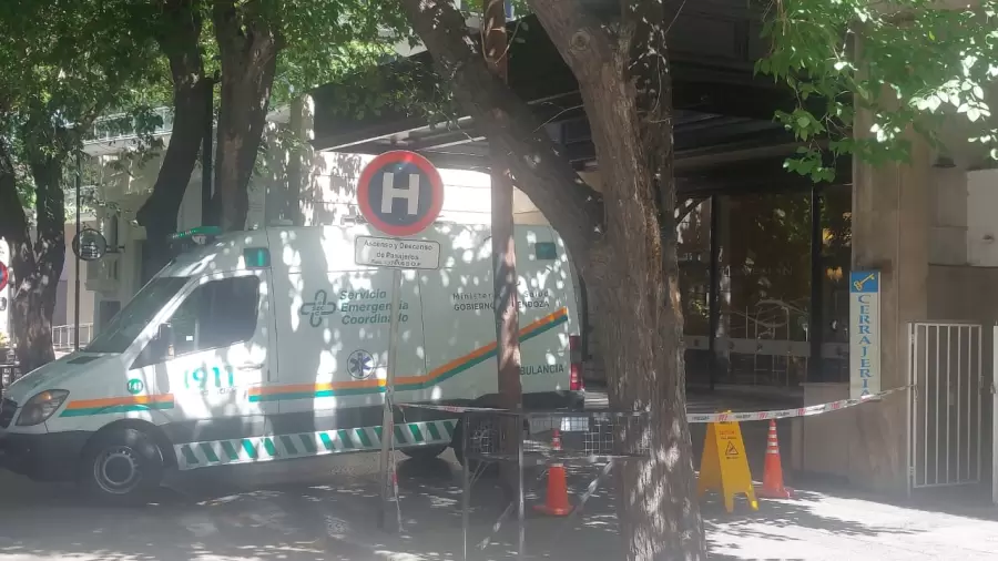 Ambulancia en la entrada del hotel