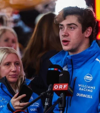 El piloto trabaja con una nueva jefa de comunicaciones