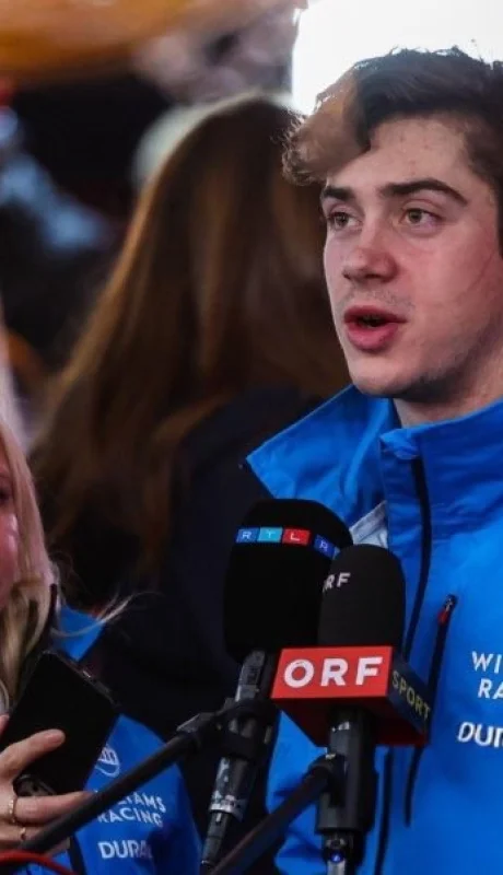 El piloto trabaja con una nueva jefa de comunicaciones