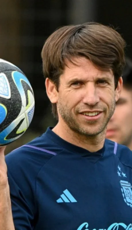 Diego Placente analiza alternativas para el Mundial.