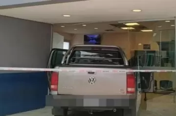 Impactante: un barra de Boca destruyó la entrada de un hospital con su camioneta