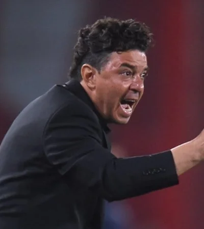 Un Muñeco enojado y con problemas para armar el 11.