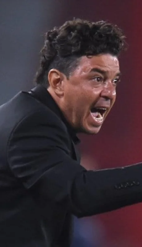 Un Muñeco enojado y con problemas para armar el 11.