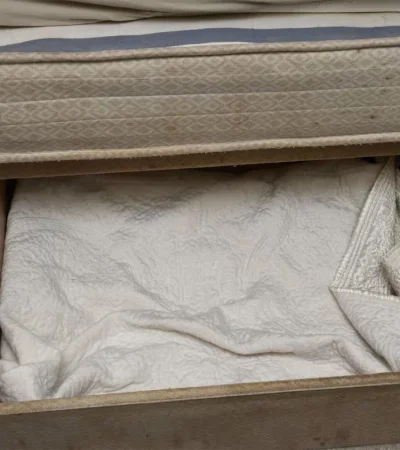 Foto distribuida por la Policia del cajón bajero del somier de la cama donde fue encerrada la niña por tres años. /