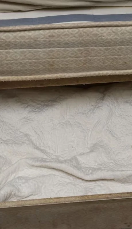 Foto distribuida por la Policia del cajón bajero del somier de la cama donde fue encerrada la niña por tres años. /