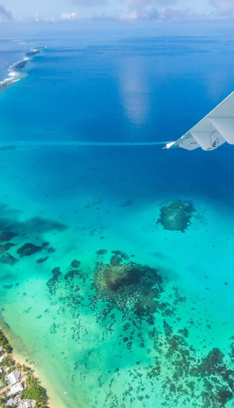 Tuvalu desde el aire: es parte de un atolón, y cuenta con una pista de aterrizaje en la parte más ancha de su franja territorial.