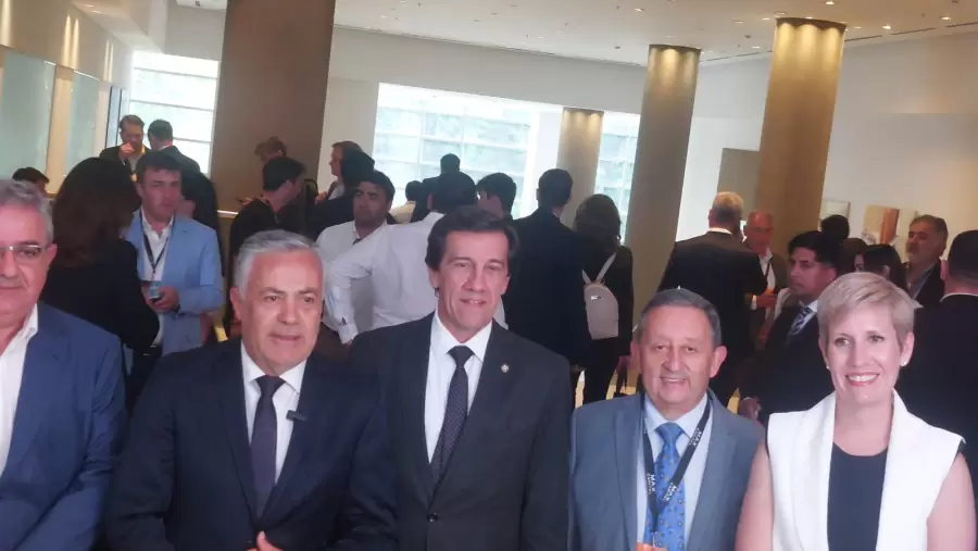 Funcionarios en la Cumbre minera 2024