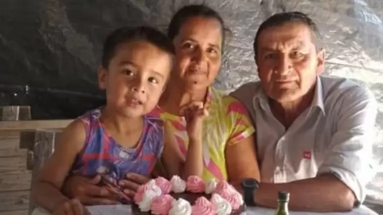 Tiempos felices: el pequeño Loan junto a sus padres en una celebración familiar. (Foto: web)