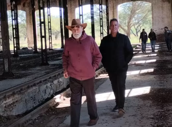 Tito Gossio en una de sus recorridas con turistas por los talleres ferroviarios.