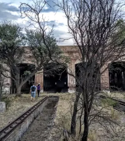 Talleres ferroviarios que aún se mantienen en pie. El censo de 1942 registró su máximo poblamiento: 306 habitantes en el ámbito urbano.