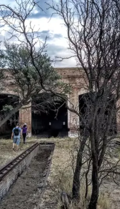 Talleres ferroviarios que aún se mantienen en pie. El censo de 1942 registró su máximo poblamiento: 306 habitantes en el ámbito urbano.