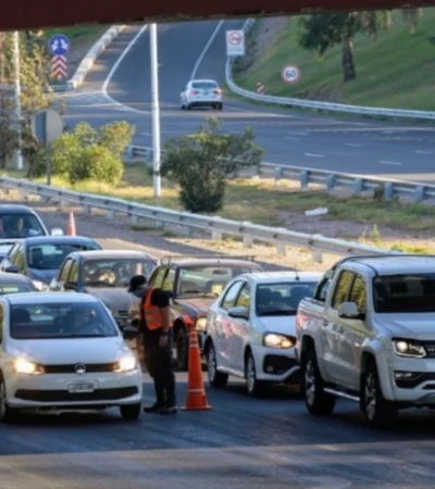 Control de tránsito de la Policía de Mendoza sobre el Acceso Sur en Guaymallén.