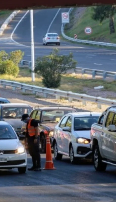 Control de tránsito de la Policía de Mendoza sobre el Acceso Sur en Guaymallén.
