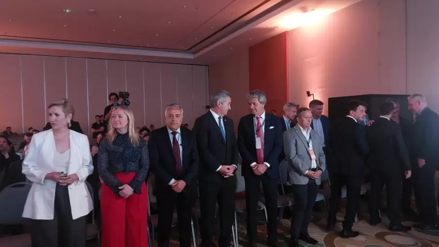 Primer gobernador mendocino en liderar una jornada en una bolsa internacional.