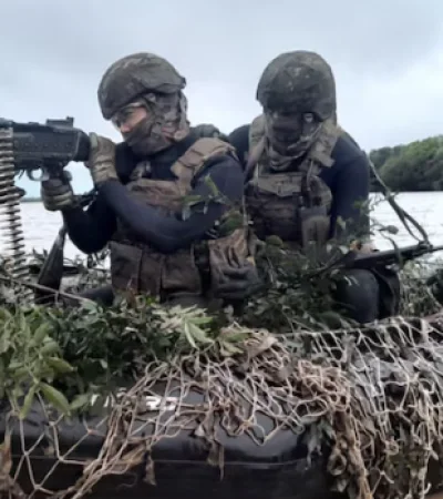 Imagen de un bote durante el ejercicio militar "Soberanía" en el Río Paraná.