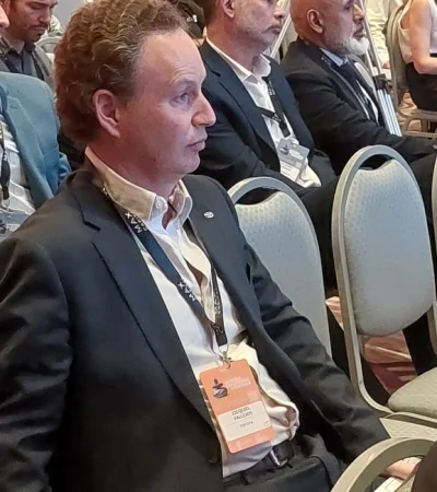 El ejecutivo de la empresa automotriz, en la Cumbre de Minería Sostenible Mendoza. (Foto: Daniel Gallardo / Ciudadano News)