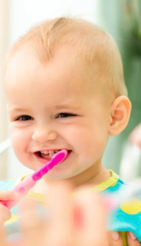 La preocupación por la salud bucodental del bebé comienza desde que este nace.
