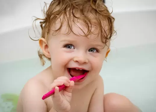 Los primeros dientes en los bebés comienzan a salir en torno a los 6-7 meses.