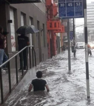 La capital de Jujuy fue un caos por la gran cantidad de agua precipitada en pocos minutos por una tormenta severa.