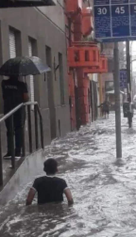 La capital de Jujuy fue un caos por la gran cantidad de agua precipitada en pocos minutos por una tormenta severa.