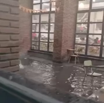 Diversos locales comerciales de San Salvador de Jujuy quedaron anegados luego de la tormenta del jueves.