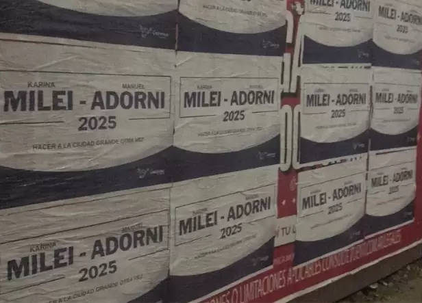 Afiches de la fórmula Milei - Adorni y que el propio oficialismo negó que haya generado para iniciar incipiente la campaña legislativa para 2025.