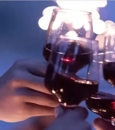 Parece que el 2025 vendrá con menos vino en las mesas del mundo.