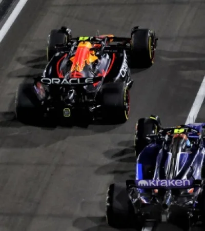 Franco Colapinto superó a Checo Pérez en la largada desde boxes