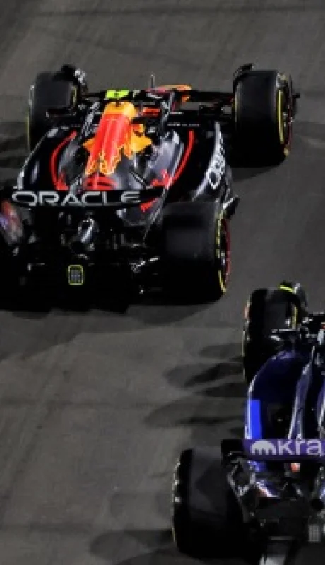 Franco Colapinto superó a Checo Pérez en la largada desde boxes